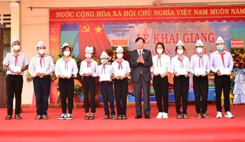 Đồng chí Hoàng Thanh Hải - TUV, Bí thư Huyện ủy, Chủ tịch HĐND huyện dự Lễ Khai giảng năm học 2022 - 2023 tại Trường THCS Nam Hà