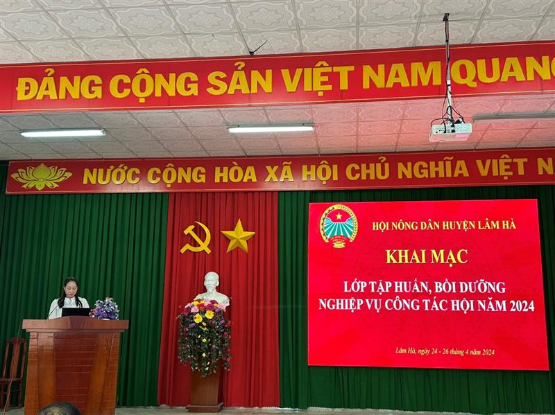 Đồng chí : Trần Thị Thu trang- Chủ tịch Hội Nông dân huyện phát biểu khai mạc