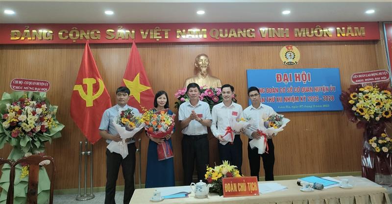 Đồng chí Nguyễn Văn Tân – Bí thư Chi bộ cơ quan Huyện ủy tặng hoa chúc mừng Ban Chấp hành CĐCS cơ quan Huyện ủy khóa XII, nhiệm kỳ 2023 - 2028