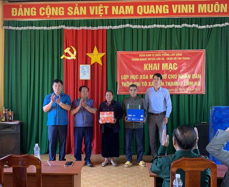 Lãnh đạo huyện và Xã Tân Thanh tặng quà lớp học