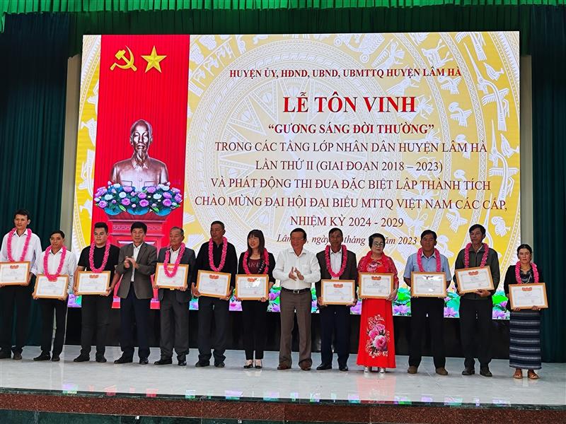 Đồng Chí Nguyễn Văn Hoàng – PBT, CT UBND huyện, và Đồng chí Nguyễn Văn Tân- CTHĐND huyện trao giấy khen cho các gương sáng được tôn vinh.