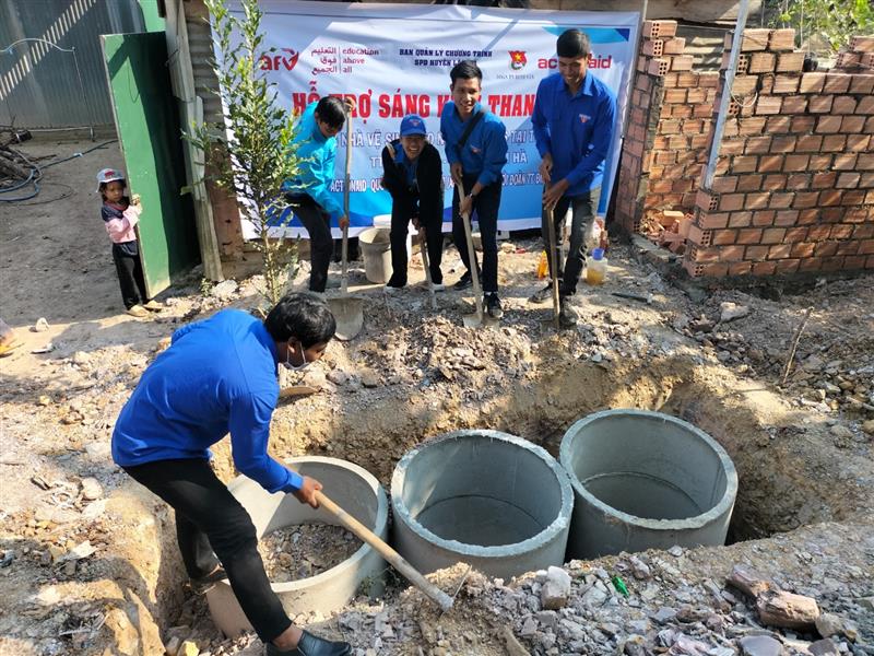 Lực lượng đoàn viên, thanh niên thị trấn Đinh Văn tham gia hỗ trợ ngày công giúp các hộ gia đình xây dựng công trình vệ sinh do Huyện Đoàn hỗ trợ tại Tổ dân phố Ry Ông Sre