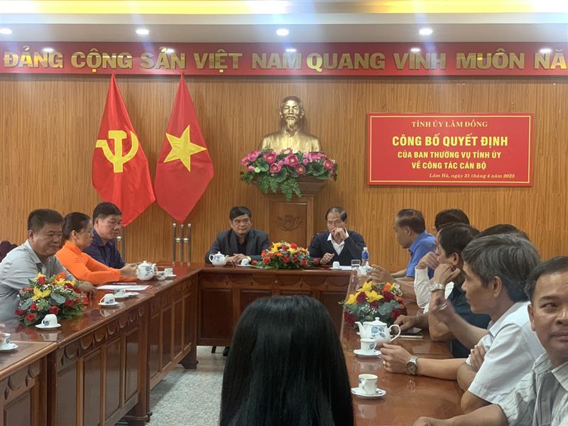 Quang cảnh Hội nghị công bố và trao quyết định về công tác cán bộ tại huyện Lâm Hà