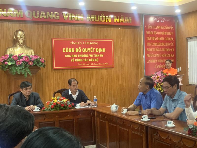 Đồng chí Giáp Thị Thủy, Ủy viên Ban Thường vụ Huyện ủy, Trưởng Ban Tổ chức Huyện ủy công bố Quyết định của Ban Thường vụ Tỉnh ủy về công tác cán bộ  của huyện Lâm Hà