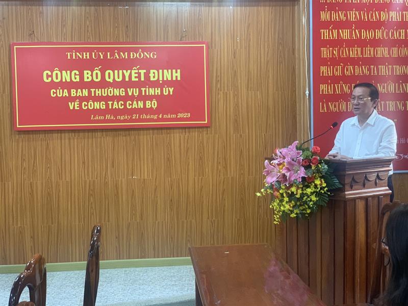 Đồng chí Nguyễn Văn Hoàng, Phó Bí thư Huyện ủy phát biểu nhận nhiệm vụ