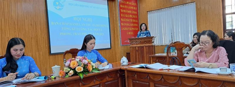Đồng chí Nguyễn Thị Phương Thảo, Phó Chủ tịch HLHPN tỉnh phát biểu tại hội nghị