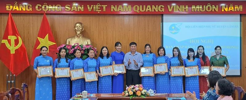 Đồng chí Nguyễn Văn Tân, Phó Bí thư thường trực Huyện ủy trao tặng giấy khen cho các tập thể, cá nhân