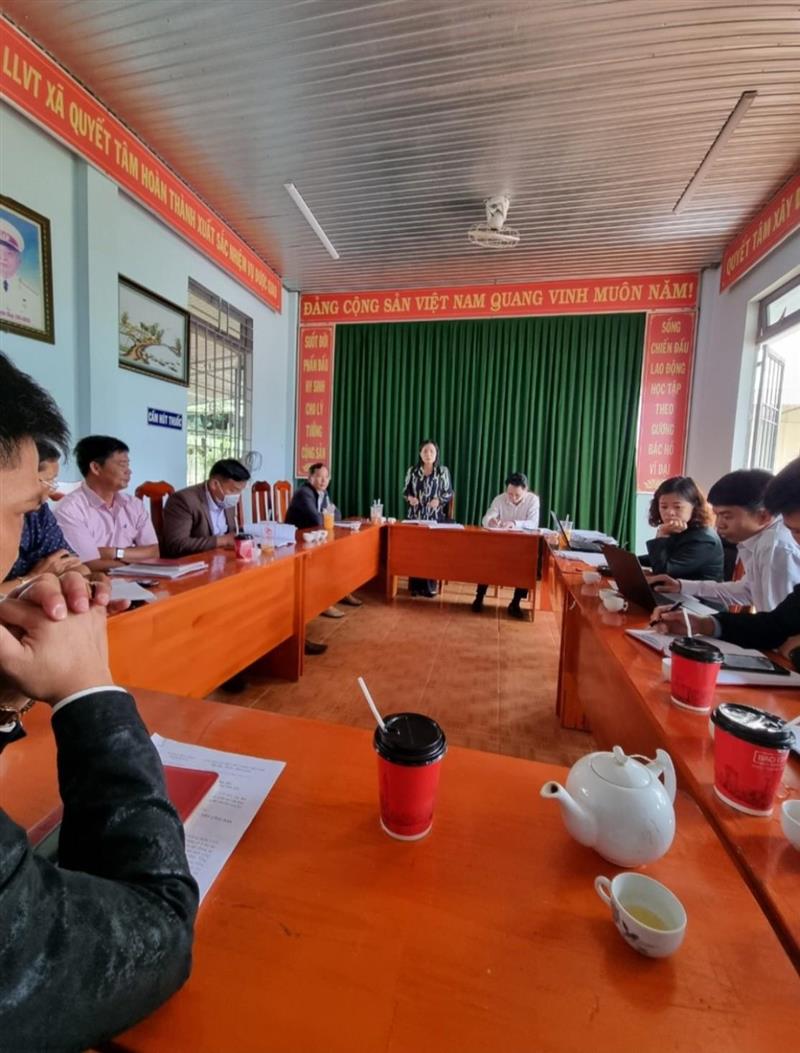 Đồng chí  Khuất Thị Minh Hiền, Phó Chủ tịch Ủy ban MTTQ huyện Lâm Hà  chủ trì hội nghị góp ý xây dựng Đảng