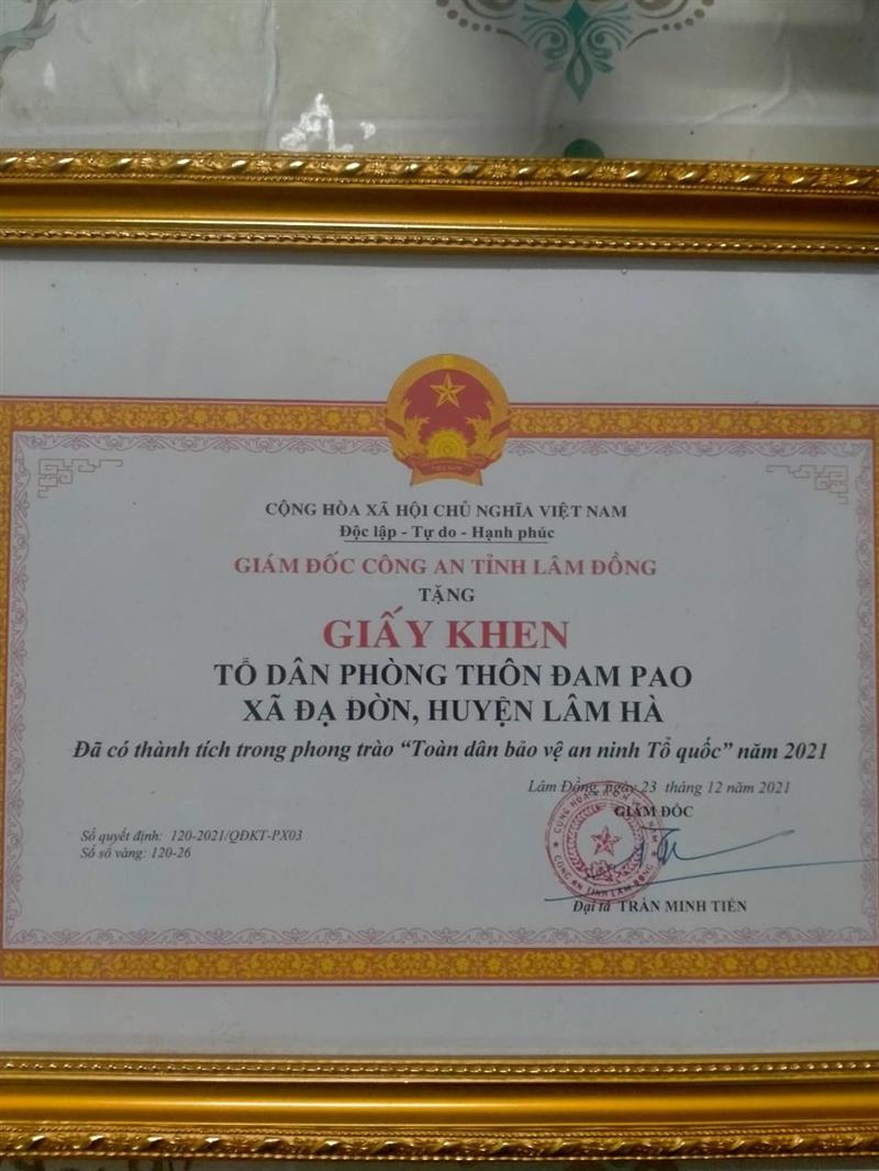 Giấy khen của UBDN tỉnh tặng thôn Đam Pao “Khu dân cư kiểu mẫu” năm 2020