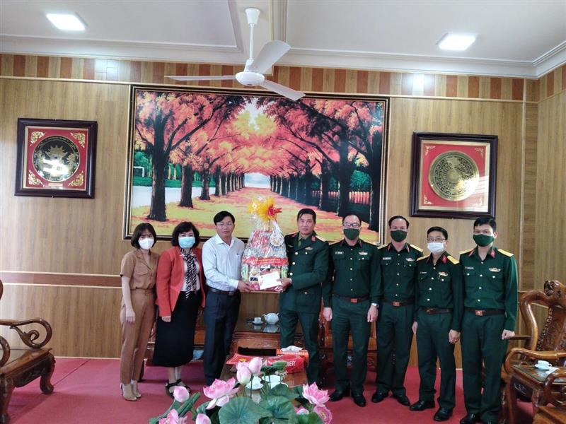 Đồng chí Hoàng Thanh Hải –TUV, Bí thư Huyện ủy tặng quà cho tập thể Ban hỉ huy Quân sự huyện nhân dịp tết Nguyên đán 2021