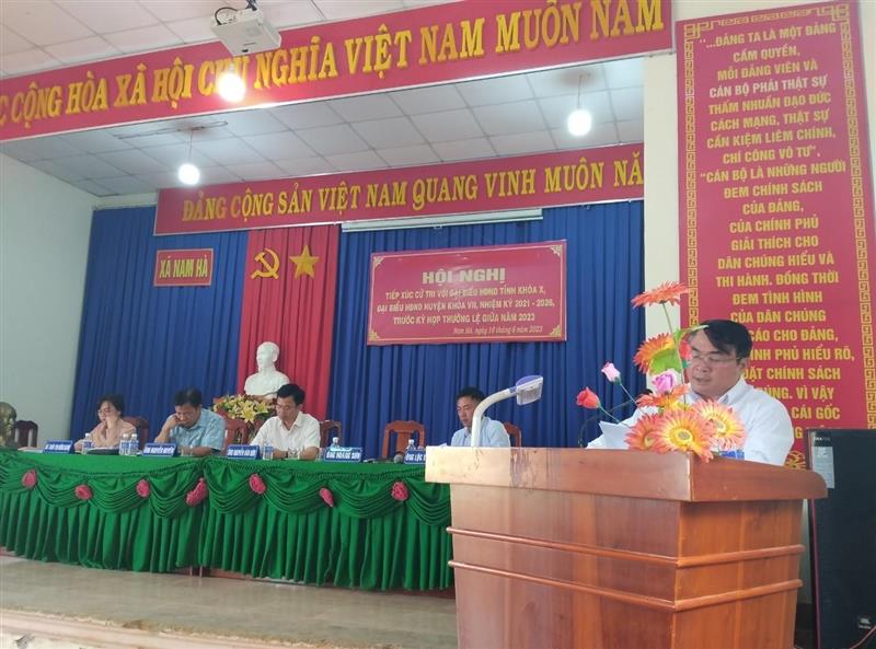 Đồng chí Hoàng Sơn - UVBTVHU, Trưởng Ban dân vận Huyện ủy, chủ tịch Ủy ban MTTQ huyện phát biểu tại Hội nghị
