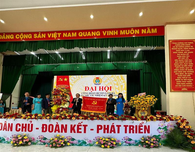 Lãnh đạo huyện Lâm Hà tặng hoa, bức trướng cho Liên đoàn Lao động huyện