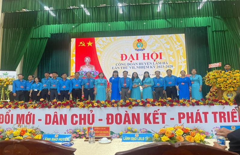 Ban Chấp hành Công đoàn huyện Lâm Hà khóa VII và các đại biểu đi dự Đại hội đại biểu Công đoàn tỉnh Lâm Đồng khóa X, nhiệm kỳ 2023 - 2028