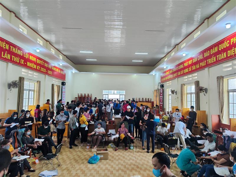 Đông đảo cán bộ, hội viên, tình nguyện viên và nhân dân tham gia hiến máu tại Tân Hà