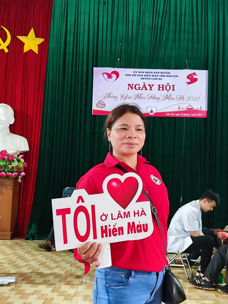 Chị Phạm Thị Hường, Chi hội trưởng Hội CTĐ thôn Thạch Thất 2 xã Tân Hà  tham gia hiến máu