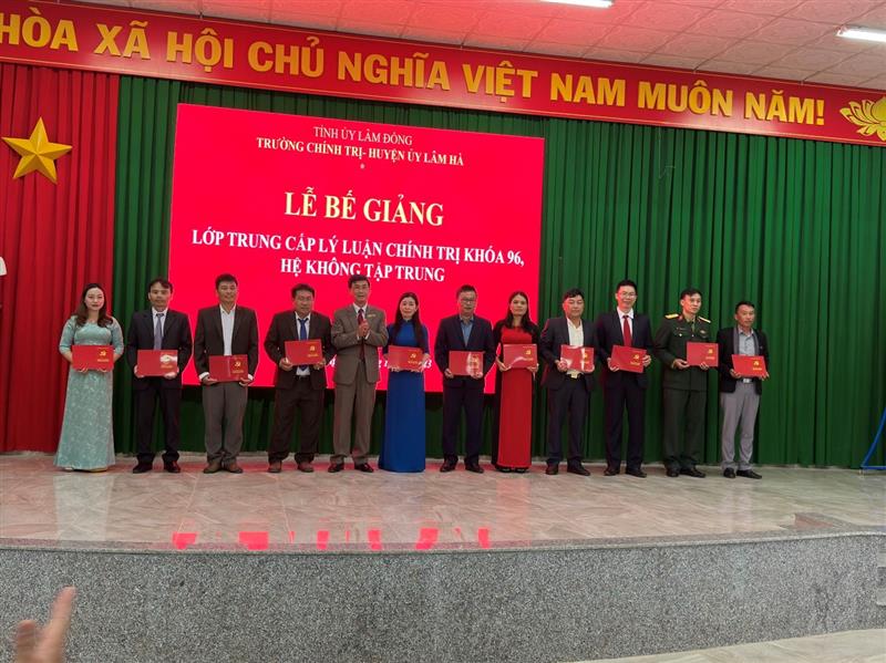 (Đồng chí Phạm Kim Quang, Phó Hiệu trường Trường Chính trị tỉnh trao Bằng tốt nghiệp cho các học viên)