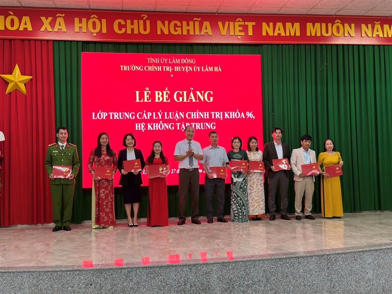 (Đồng chí Nguyễn Văn Tình, UVBTV, Trưởng Ban Tuyên giáo HUGiams đốc Trung tâm Chính trị huyện trao bằng tốt nghiệp cho các học viên)