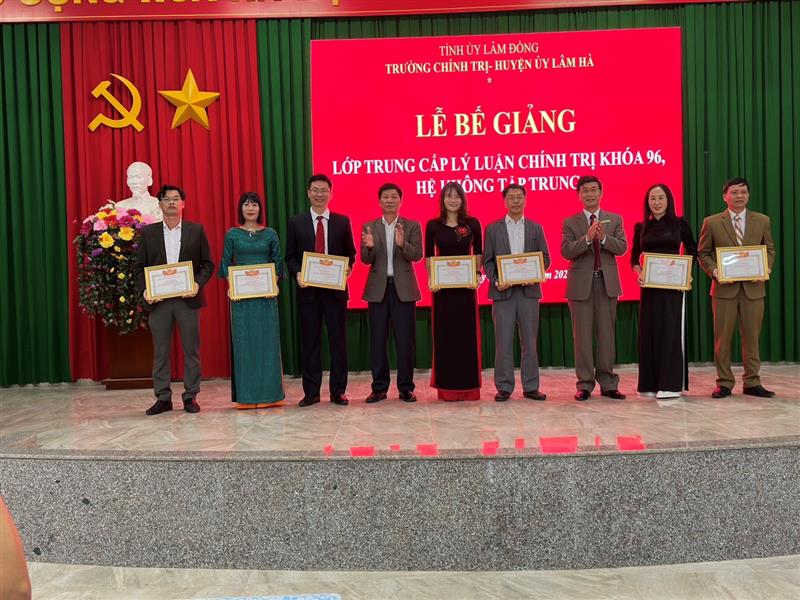 (Đồng chí Phạm Kim Quang, Phó Hiệu trường Trường Chính trị tỉnh trao giấy khen cho 07 các học viên)
