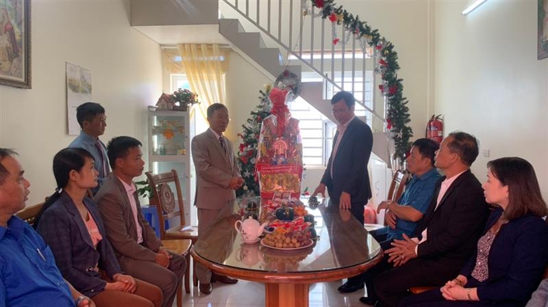 Đồng chí Nguyễn Văn Sơn - Bí thư Huyện ủy Lâm Hà  tặng quà cho các cơ sở tôn giáo