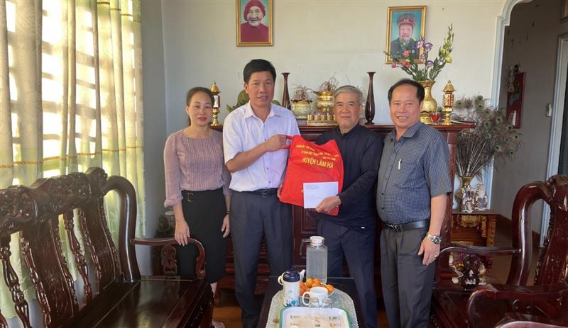 Đồng chí Nguyễn Văn Tân - Phó Bí thư Thường trực Huyện ủy Lâm Hà tặng quà cho các gia đình chính sách
