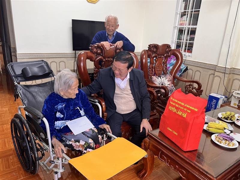 Đồng chí Nguyễn Văn Hoàng - Chủ tịch UBND huyện Lâm Hà tặng quà cho Bà mẹ Việt Nam anh hùng