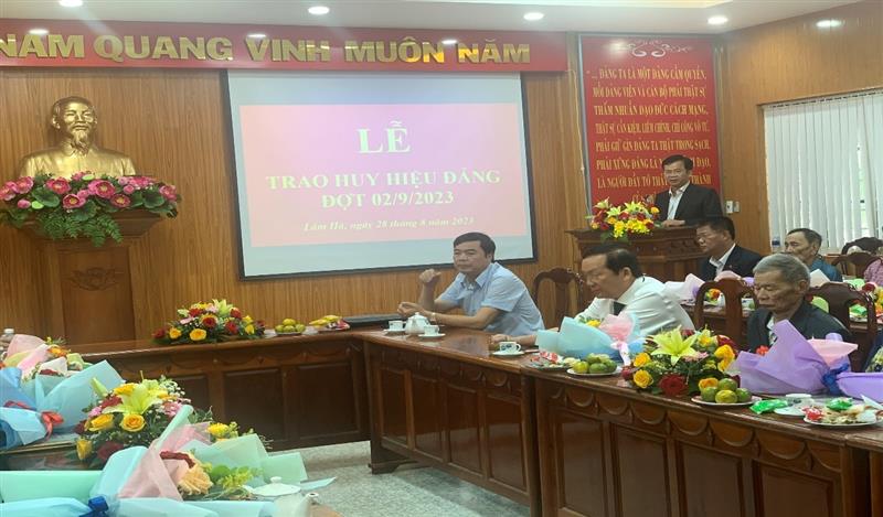 Đồng chí Nguyễn Văn Sơn, Tỉnh ủy viên, Bí thư Huyện ủy phát biểu tại Hội nghị