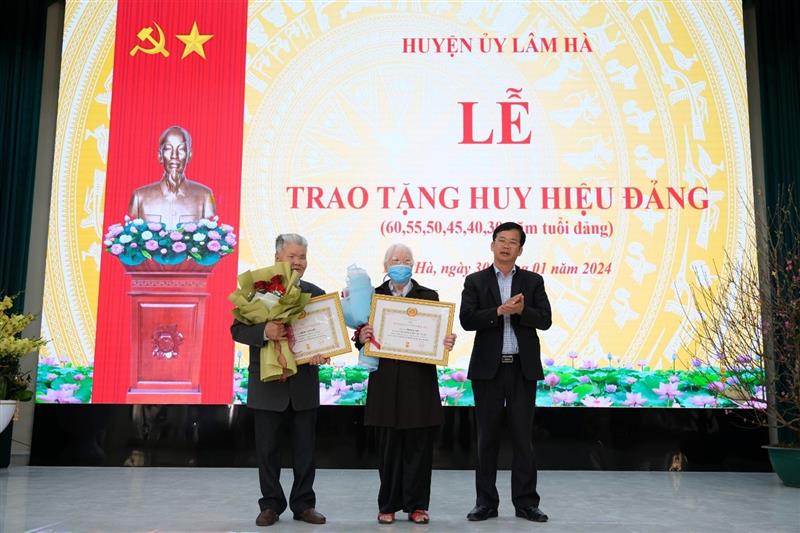 Bí thư Huyện ủy Lâm Hà trao Huy hiệu 60 năm tuổi Đảng cho 2 đảng viên