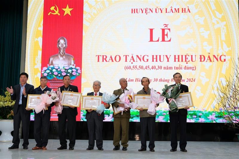 Đồng chí Nguyễn Văn Tân - Phó Bí thư Thường trực Huyện ủy Lâm Hà trao Huy hiệu 45 năm tuổi Đảng cho các đảng viên