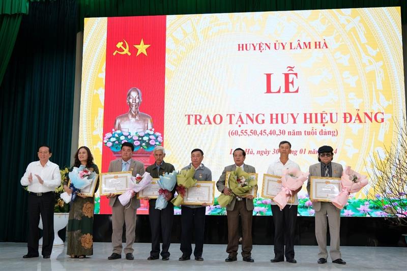 Đồng chí Nguyễn Văn Hoàng - Phó Bí thư Huyện ủy, Chủ tịch UBND huyện trao Huy hiệu 30 năm tuổi Đảng cho các đảng viên