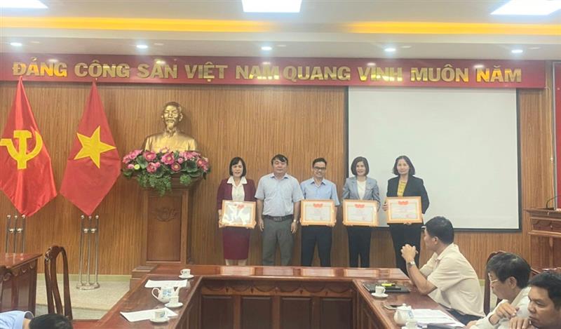 Hình ảnh: các cá nhân được khen thưởng trong Hội nghị tổng kết phong trào thi đua “Dân vận khéo” năm 2023 huyện Lâm Hà