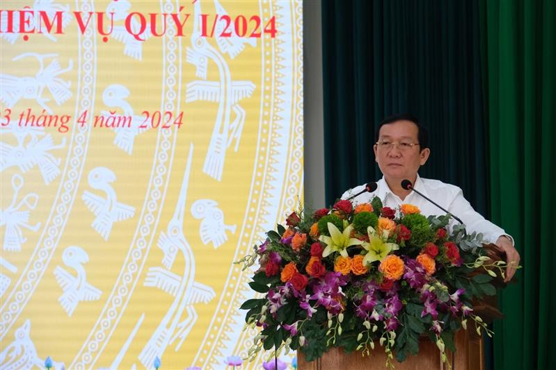Đồng chí Nguyễn Văn Hoàng - Phó Bí thư Huyện uỷ, Chủ tịch UBND huyện phát biểu tại hội nghị