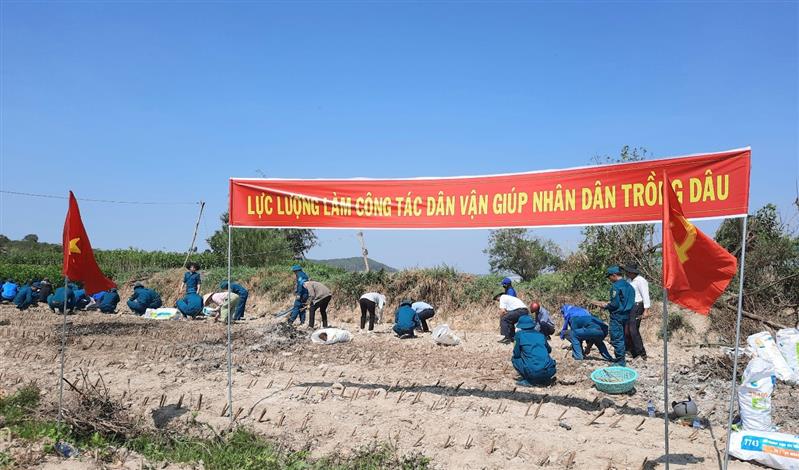Hình ảnh: lực lượng làm công tác dân vận tham gia hỗ trợ trồng dâu cho hộ dân chuyển đổi trồng dâu nuôi tằm tại tổ dân phố RyôngSre, thị trấn Đinh Văn năm 2024
