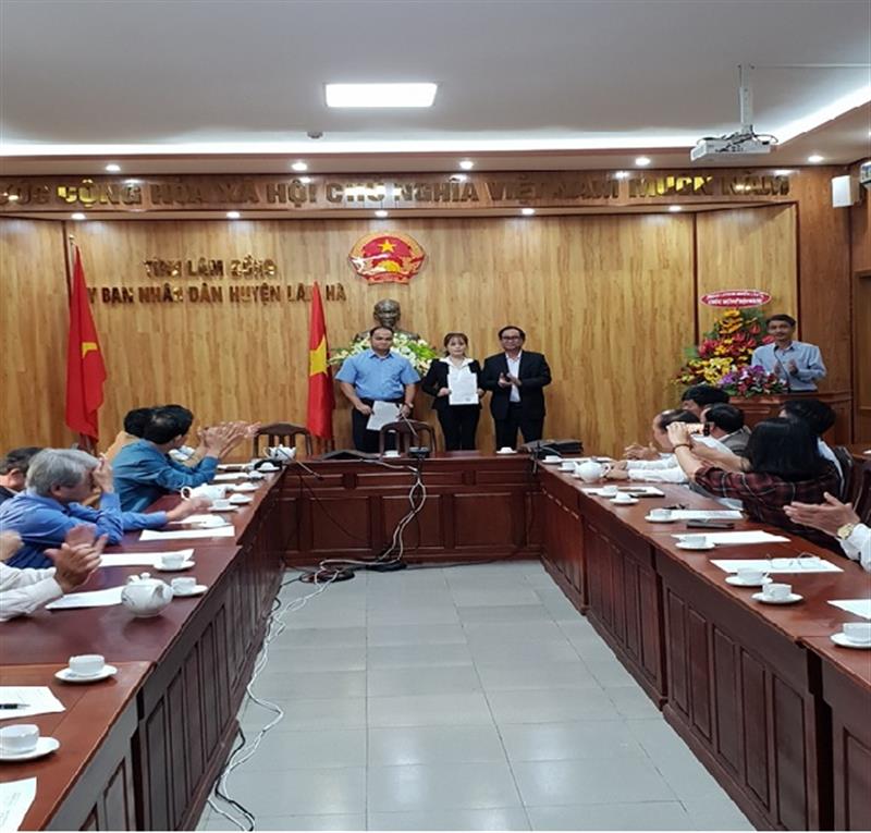 Đ/c: Nguyễn Đức Tài – Phó BTHU, Chủ tịch UBND huyện trao Quyết định cho các đồng chí được bổ nhiệm 