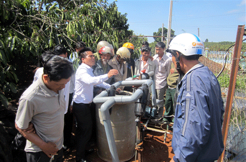Lắp đặt hệ thống mô hình tưới phun mưa cục bộ cho cây cà phê ở Nam Hà - Lâm Hà. Ảnh: Q.U