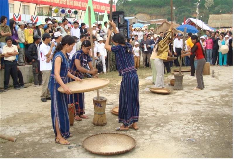 Hội thi giã gạo trong ngày Hội Văn hóa- Thể thao các dân tộc huyện Lâm Hà